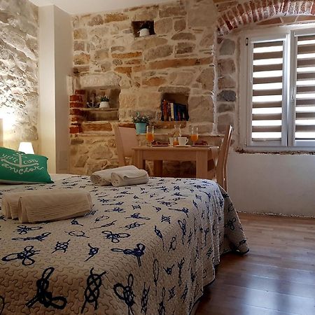 Villa Nautica Stone House Split Exterior photo