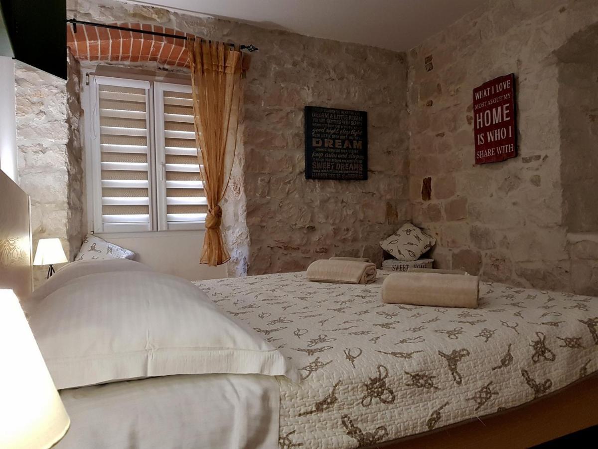 Villa Nautica Stone House Split Exterior photo