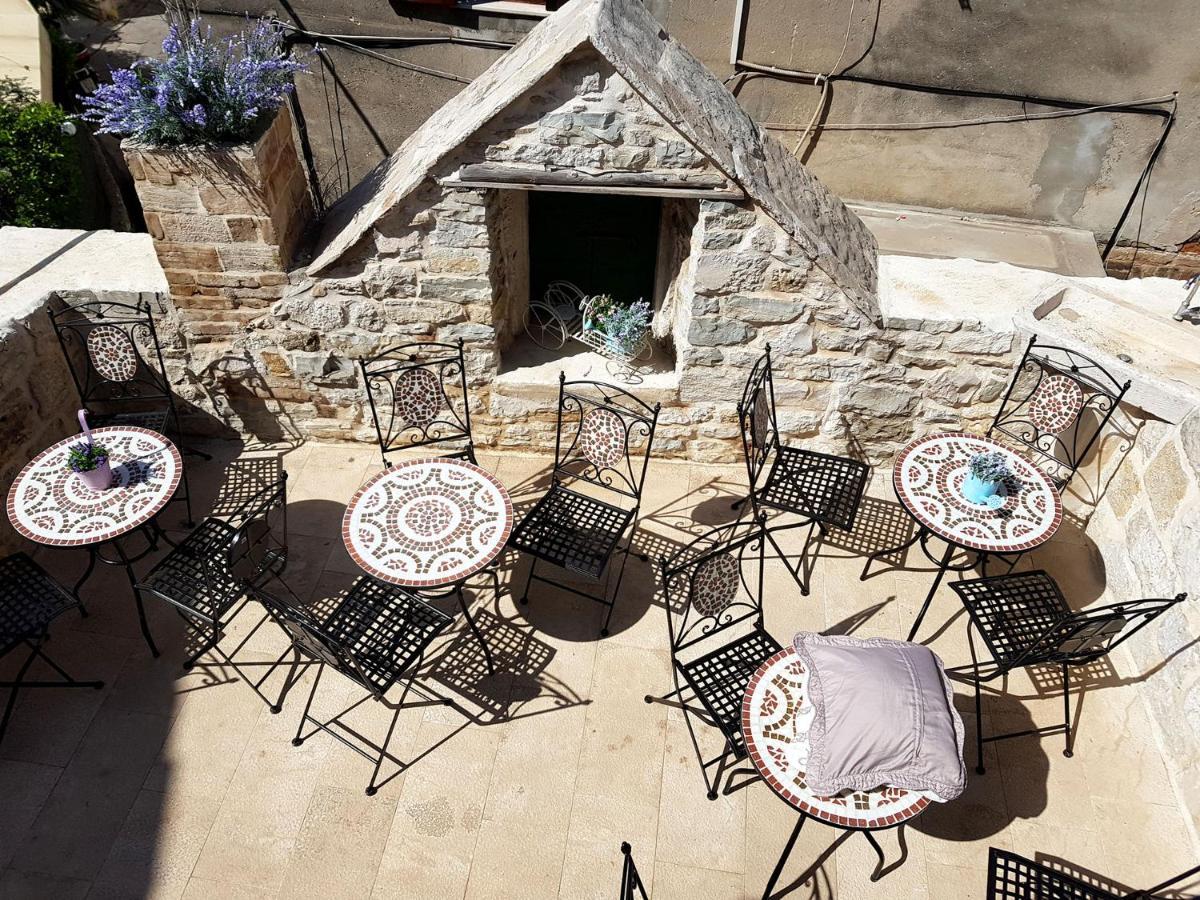 Villa Nautica Stone House Split Exterior photo