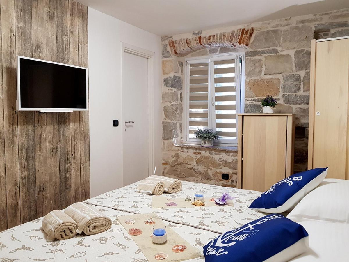 Villa Nautica Stone House Split Exterior photo