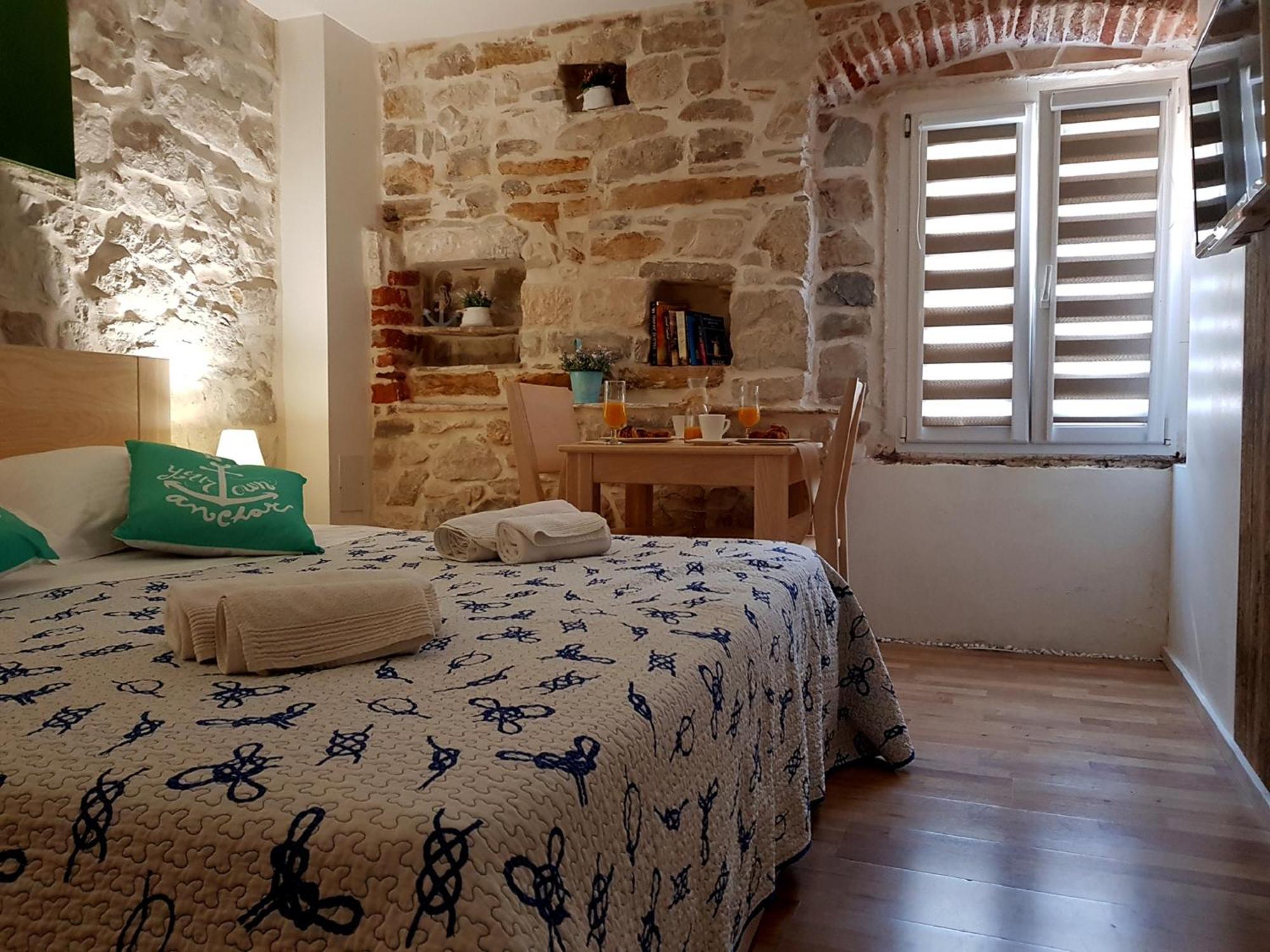 Villa Nautica Stone House Split Exterior photo