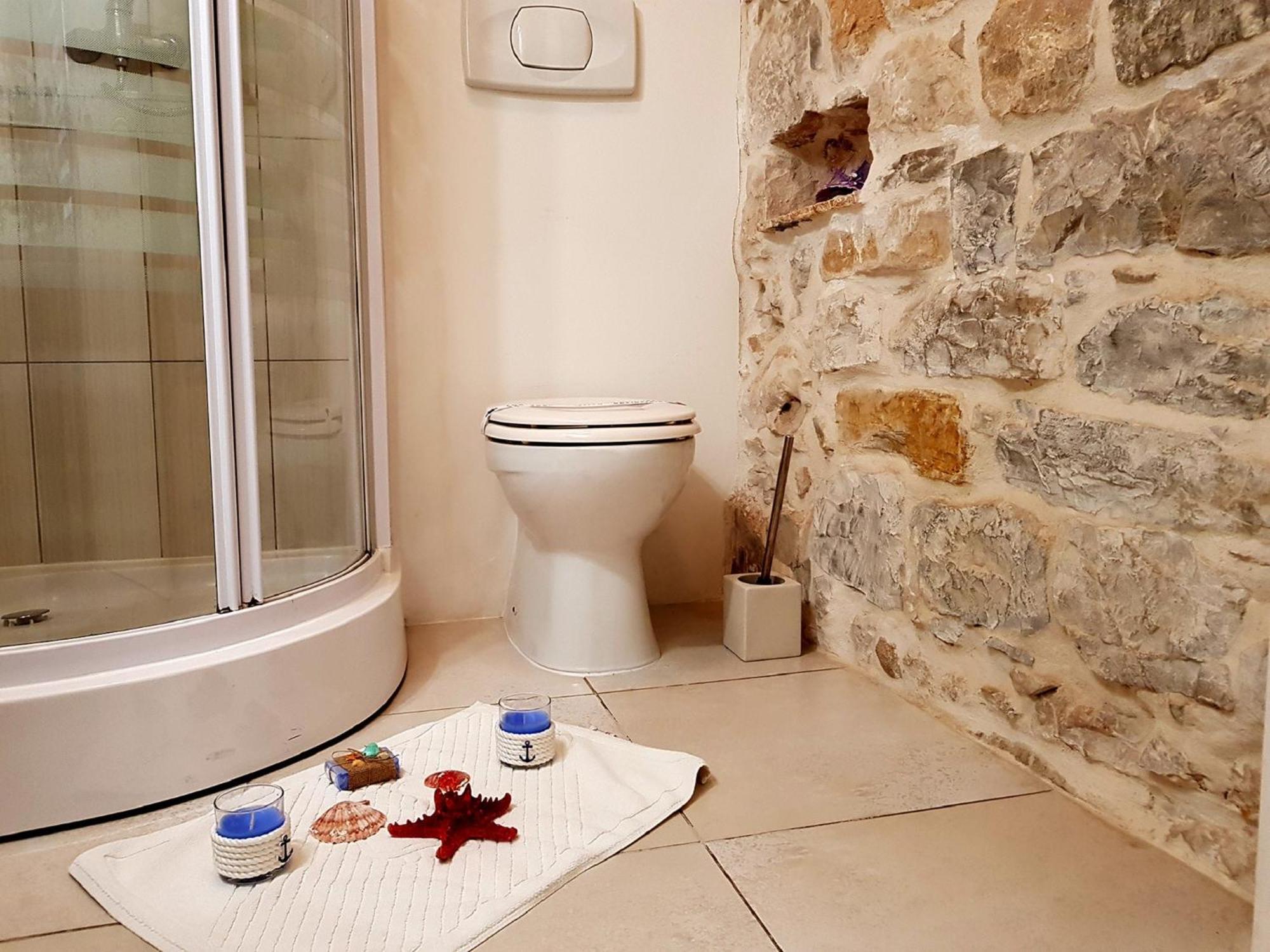 Villa Nautica Stone House Split Room photo