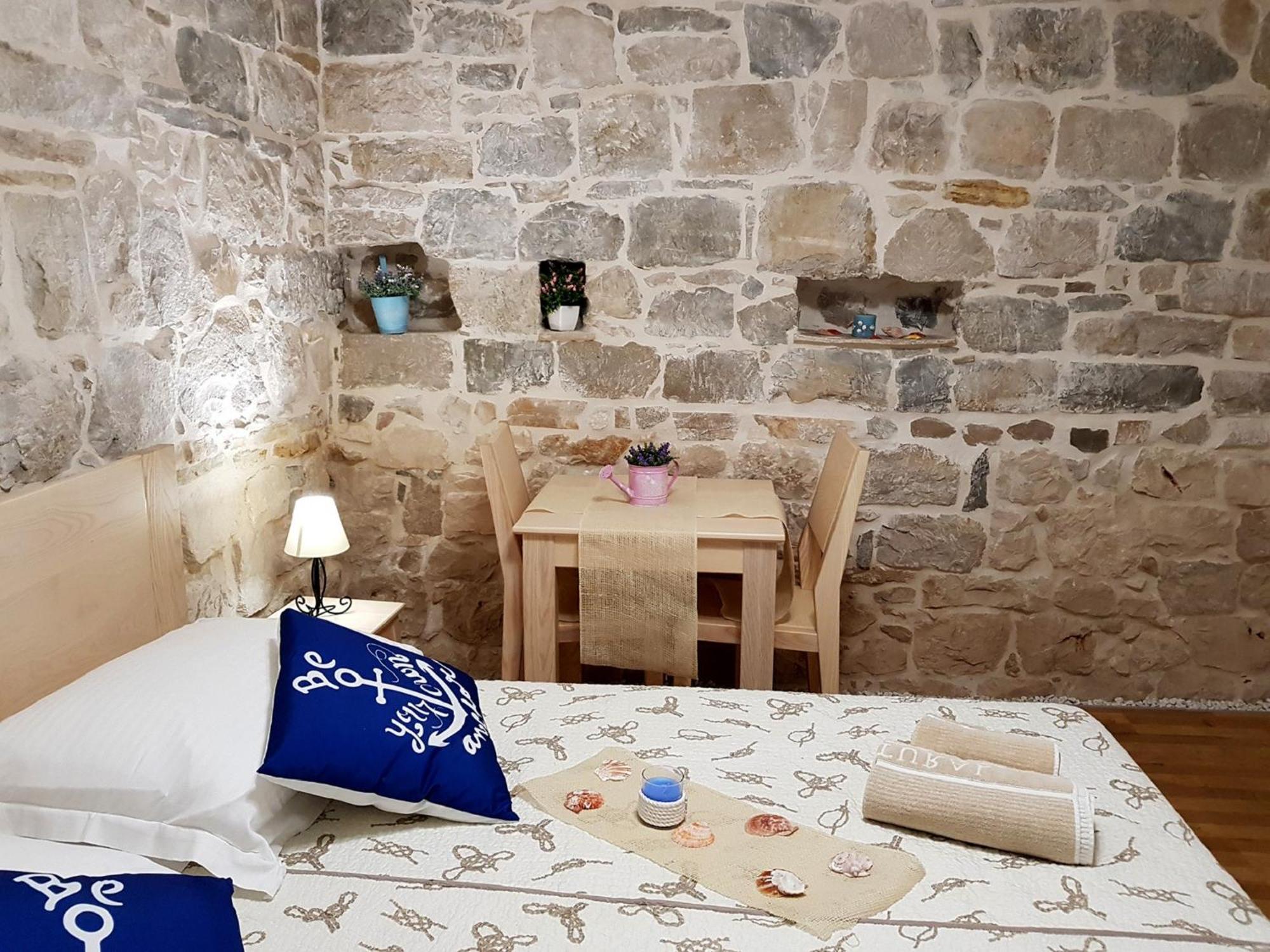 Villa Nautica Stone House Split Room photo